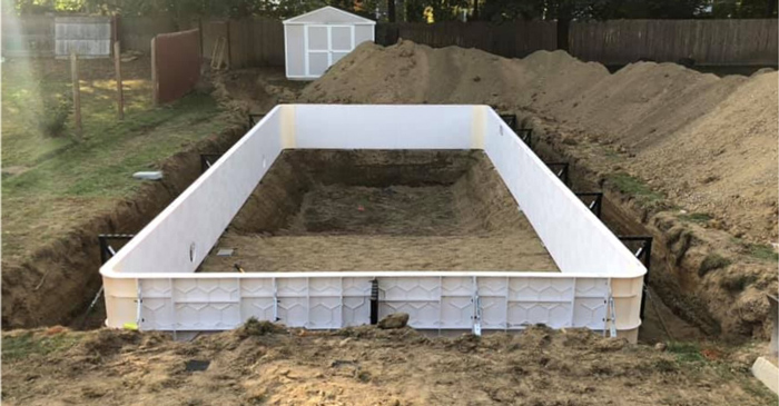 Polymer walls for a vinyl liner swimming pool set in place
